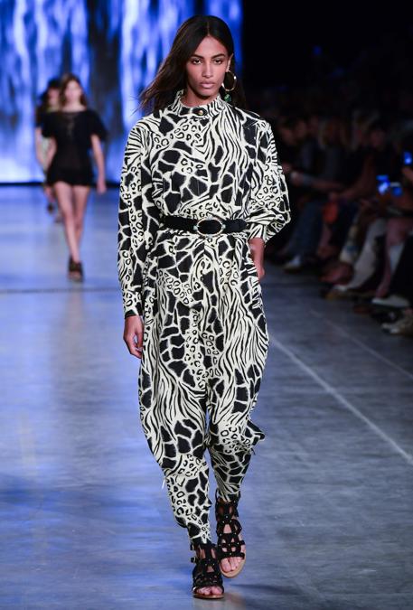 Alberta Ferretti in passerella l energia di Woodstock Il Sole